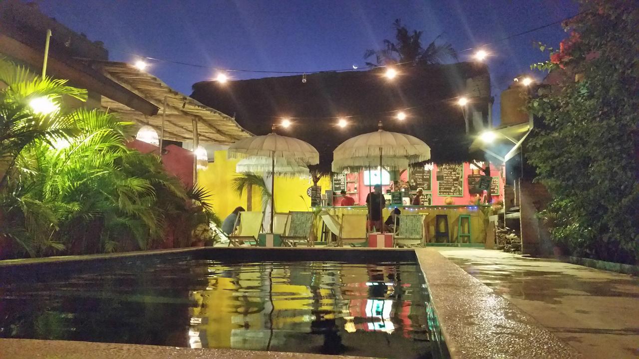 La Favela Hostel Gili Trawangan Exterior photo