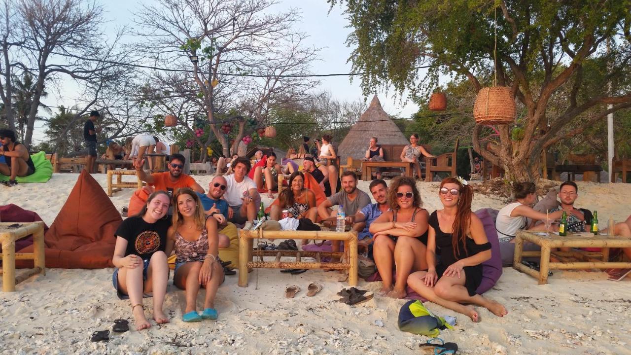 La Favela Hostel Gili Trawangan Exterior photo